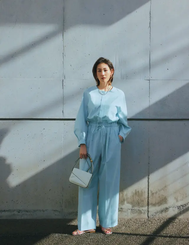 柔和なノーカラーのオールインワンのLIZA