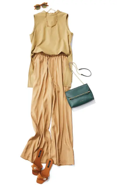 シルキーな素材のパンツとブラウスのコーデ