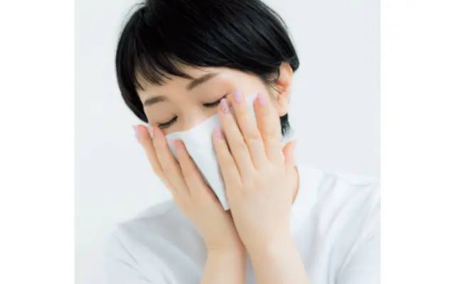 《2》潤い補給したい＆ベタつきをオフしたい個所にのせ、押さえる。