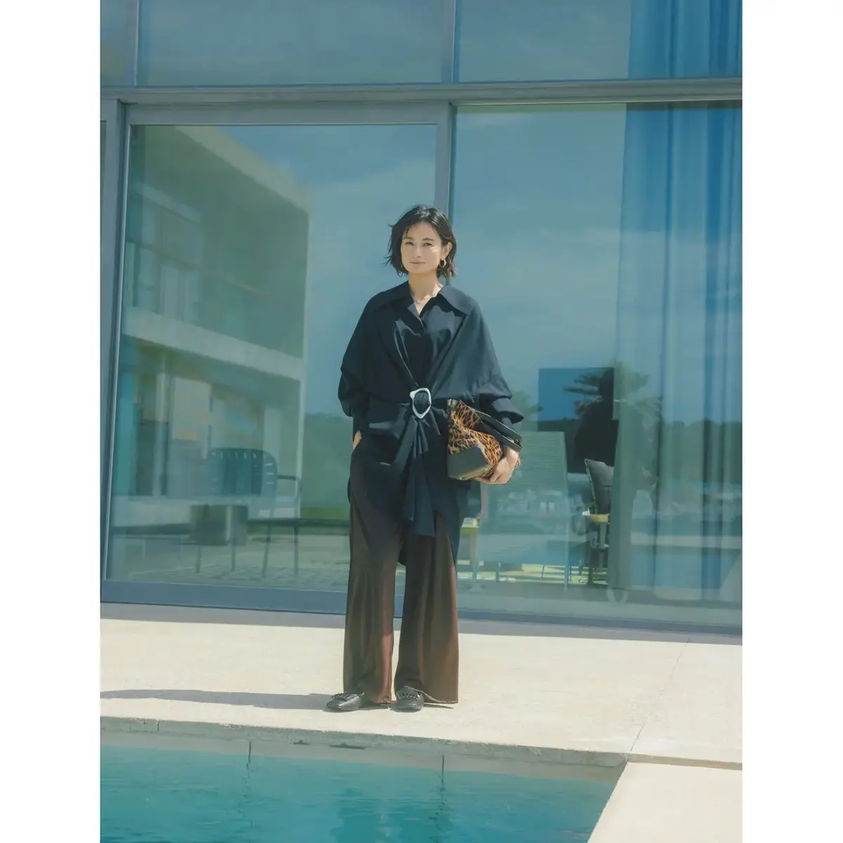 ネイビー×ブラウンの品格カラーの組み合わせが、ルーズシルエットの装いも優雅に導く。気温23℃｜10/11(土)【50代の毎日コーデ】