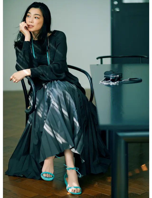 ロングネックレスを重ねたコーデのゆうき