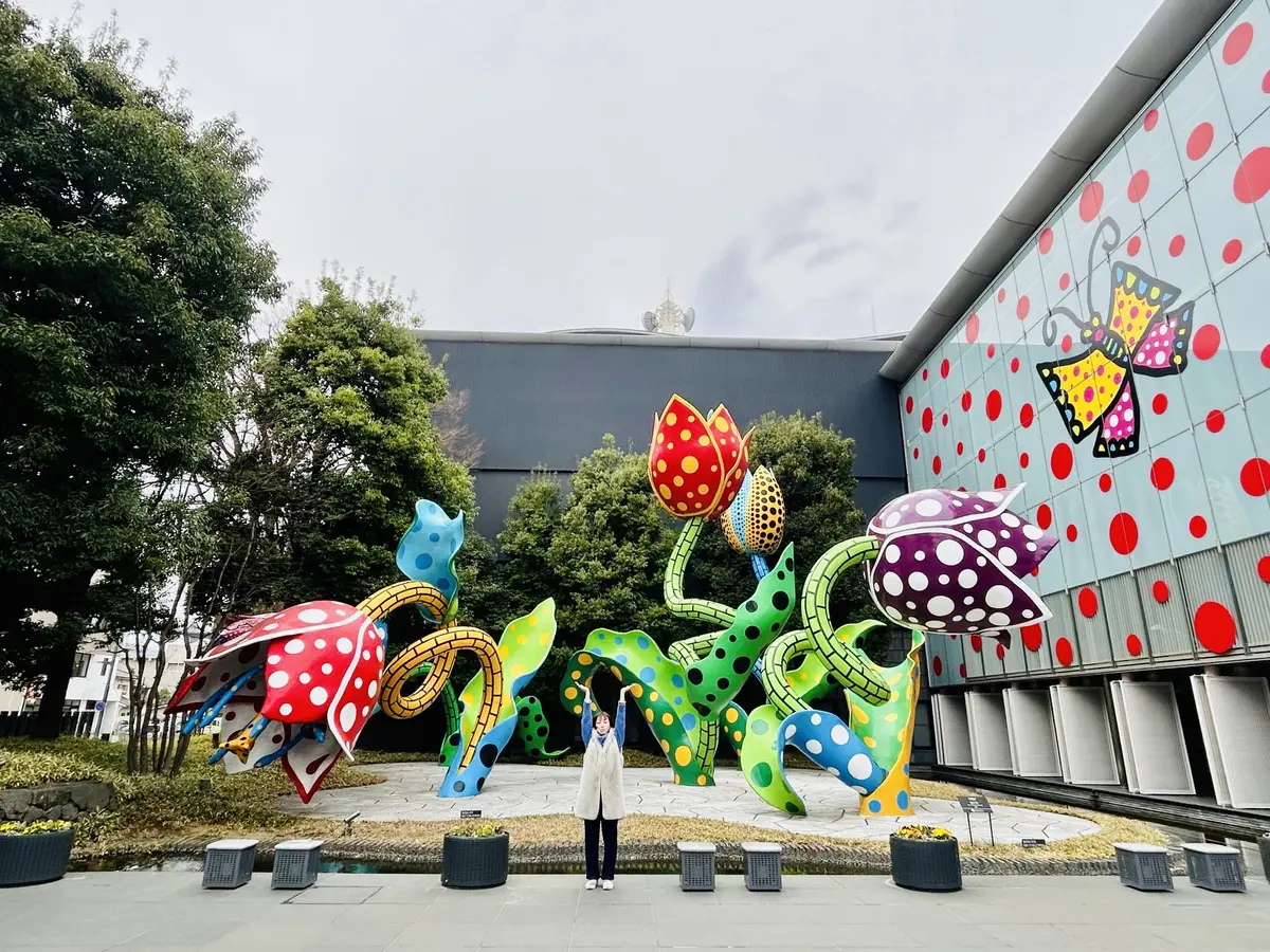 松本市美術館　入口付近　草間彌生さんの作品