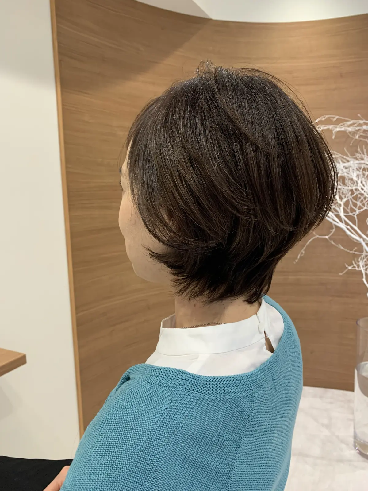 ショートカットの女性の横顔ショット