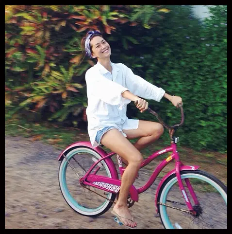 少し大きめサイズの白シャツは皆さんのワードローブのマスト アイテムでしょう。