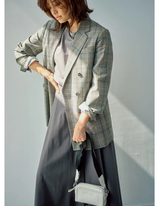 グレーTシャツ×ジャケット