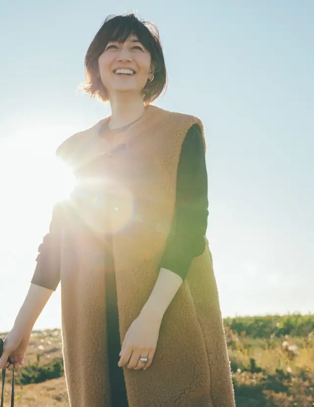 ムートンジレを着こなす富岡佳子さん