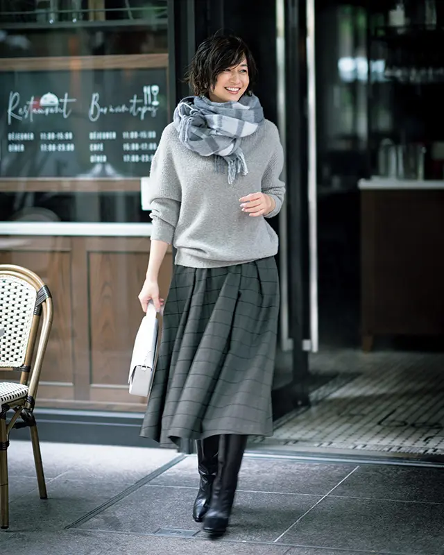 チェックonチェックの上級コーディネートもモノトーンならうまくいく