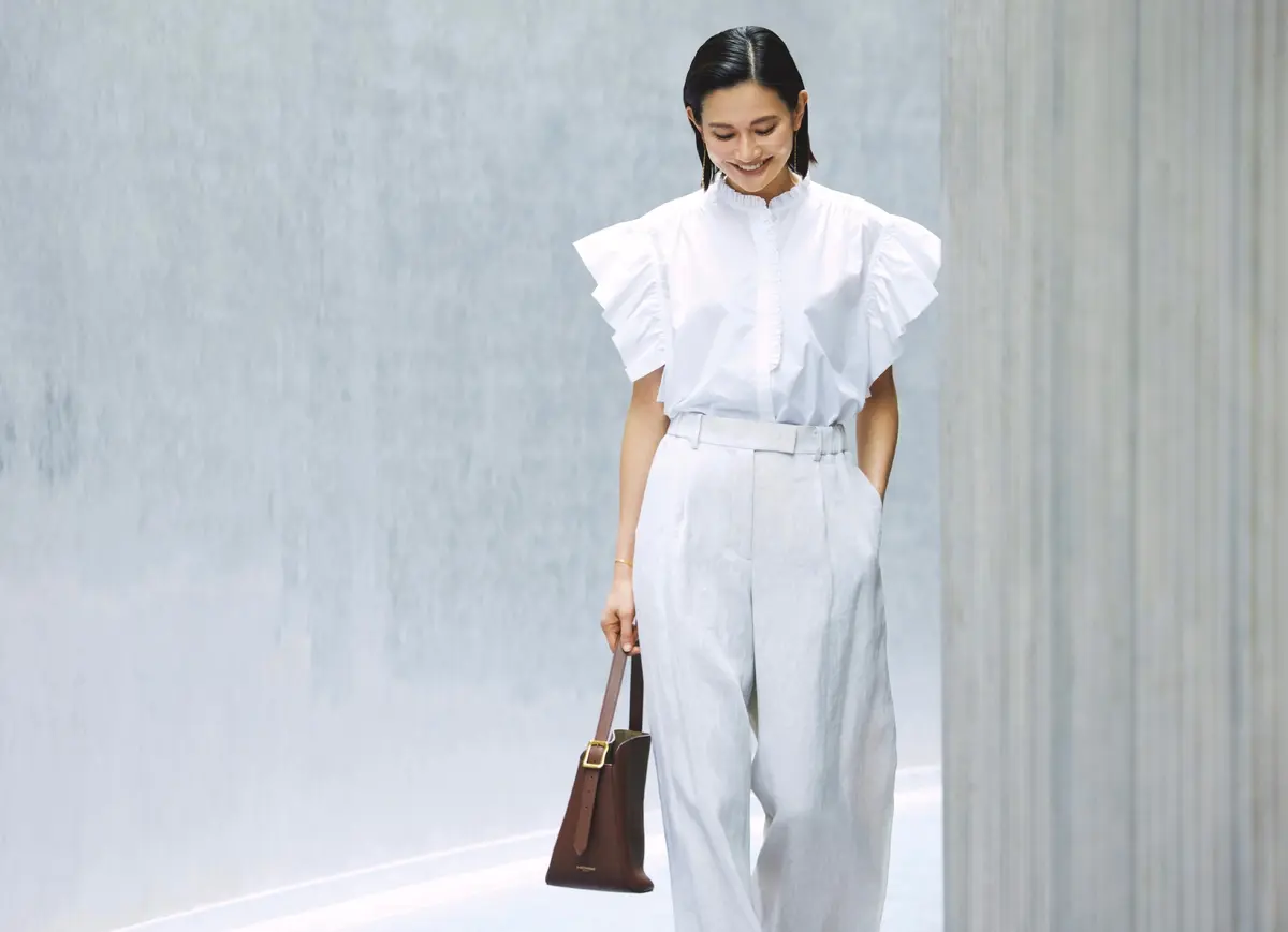 フリルショートスリーブつきブラウスにゆるタックパンツを合わせたオールホワイトコーディネート　モデル・渡辺佳子