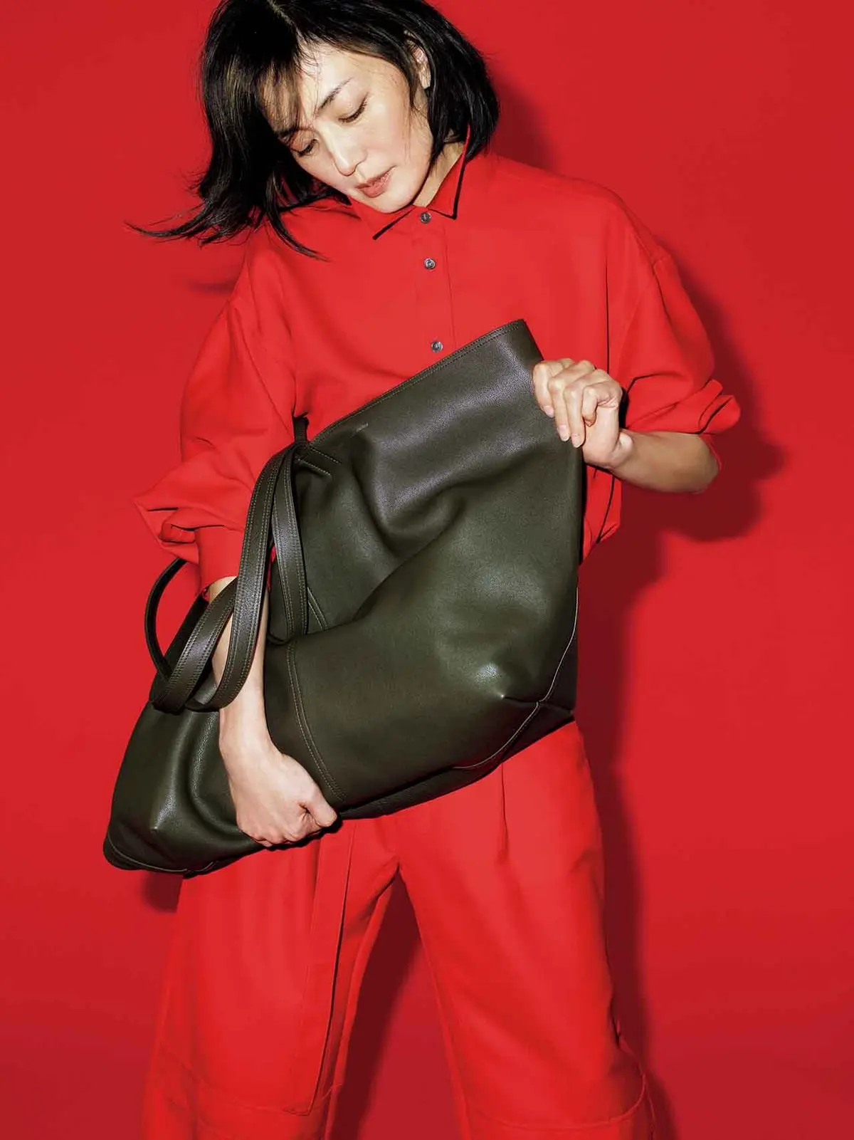 驚くほどなめらかなレザーが 上質感を醸し出すトート