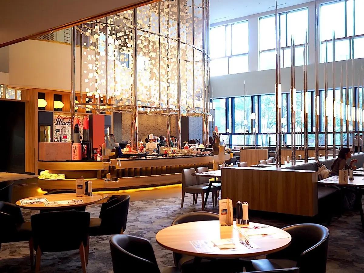 ブラック×ピンクが映える！ヒルトンのストの画像_3