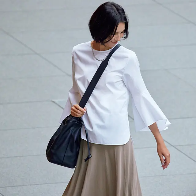 50代にふさわしい上品でこなれた「シャツブラウス」