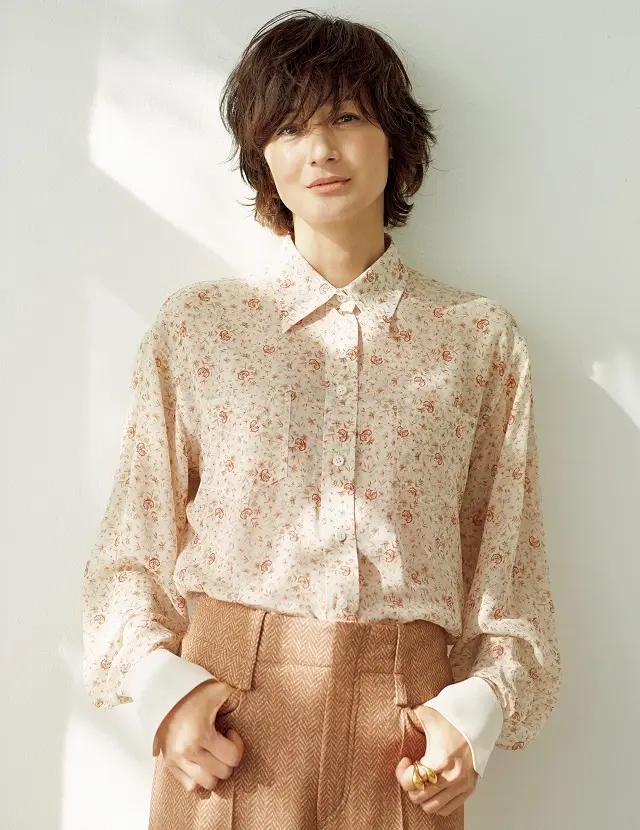 富岡佳子　大人の「花柄ブラウス」の着こなし方