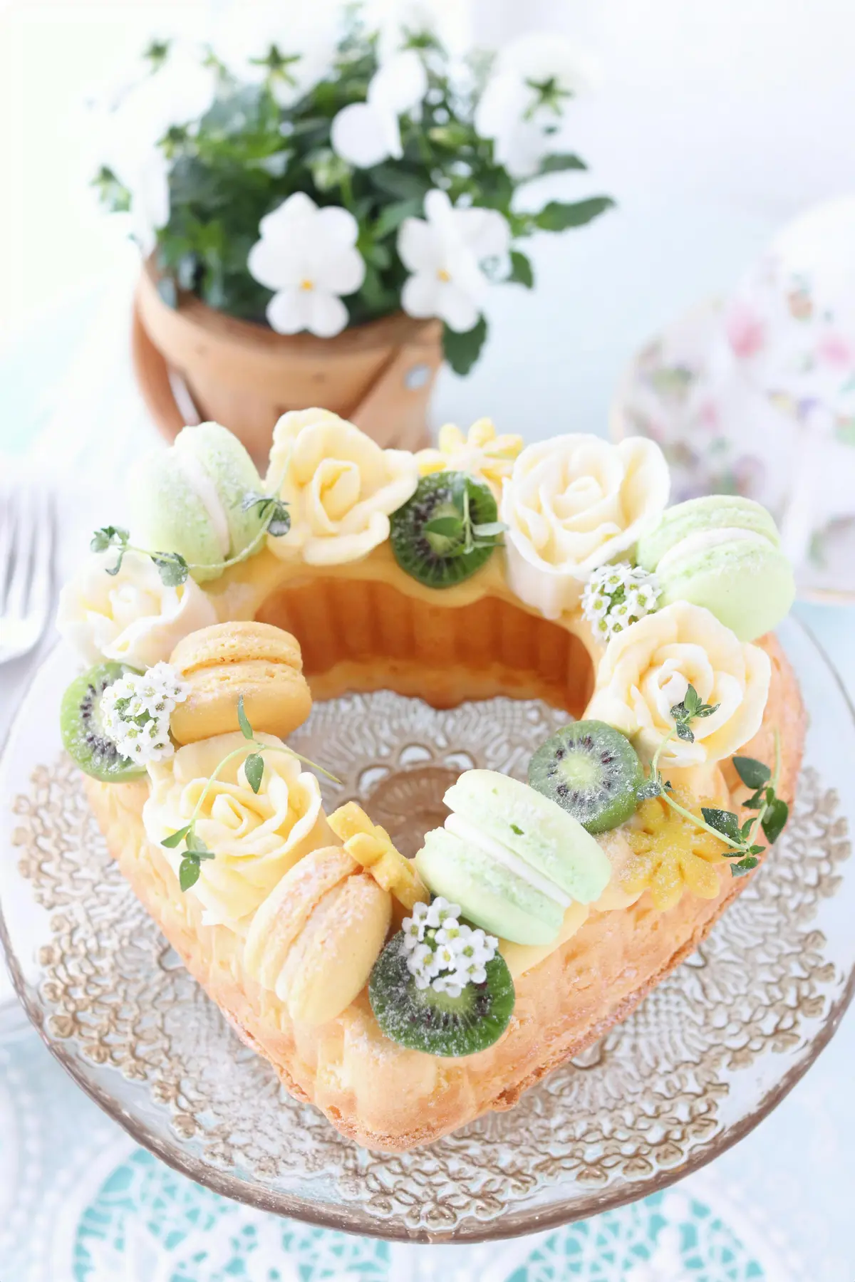 ヘルシーなケーキの上にマカロンやエディブルフラワー、フルーツを飾って