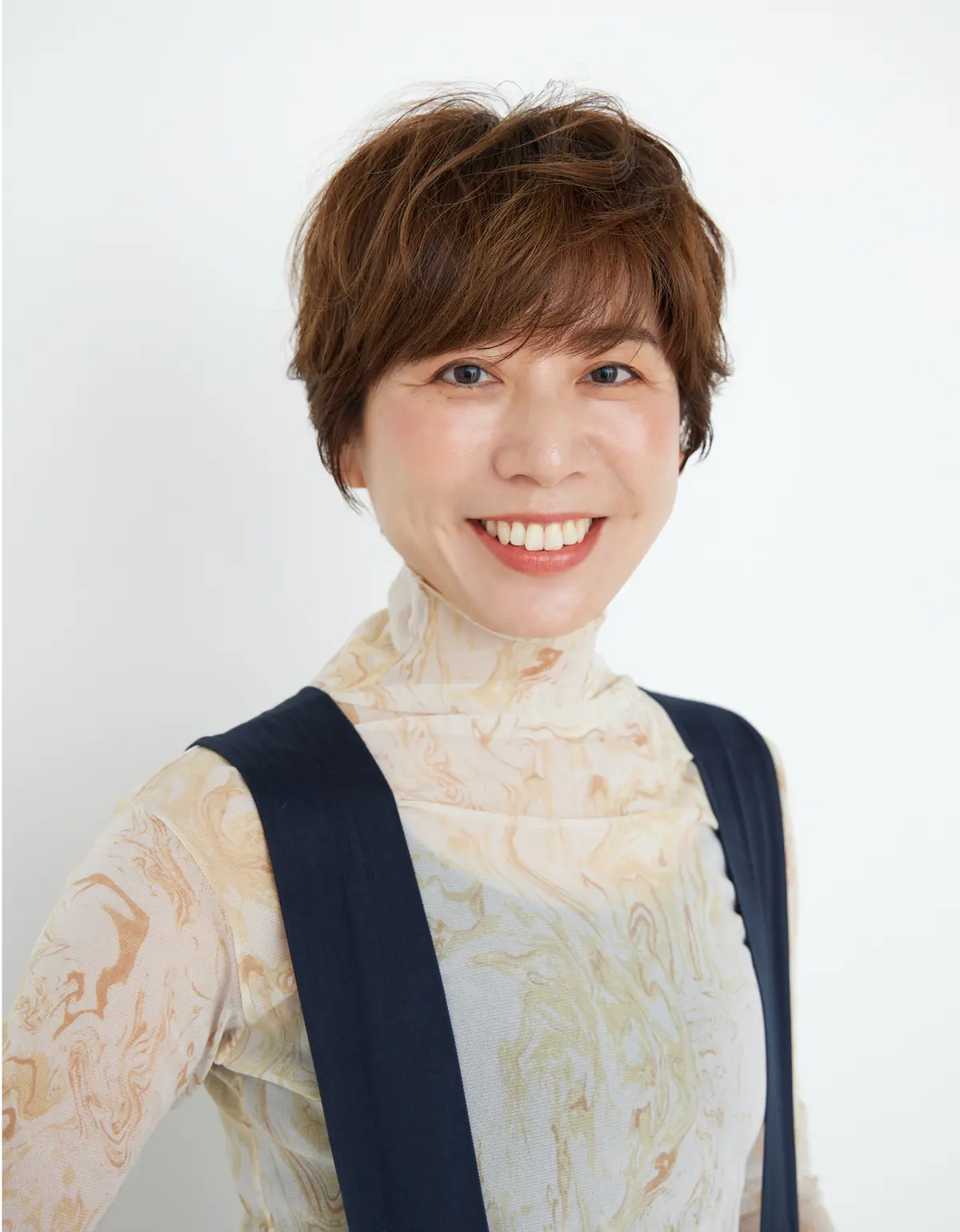 Webエクラ 40代50代 髪型　前から見たふんわりトップとハネ感ショートヘアスタイル