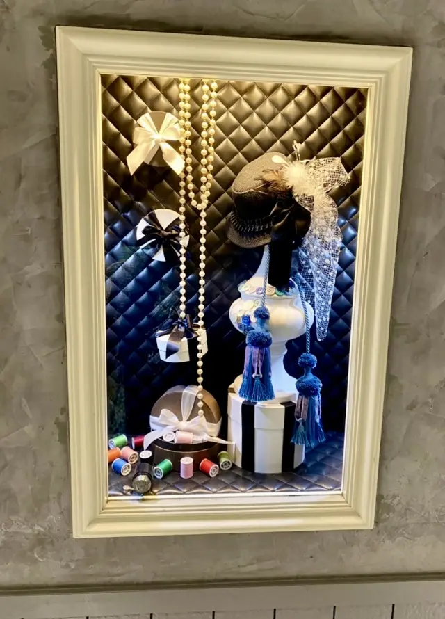 パリのアトリエのようなおしゃれなお手洗いの画像_2