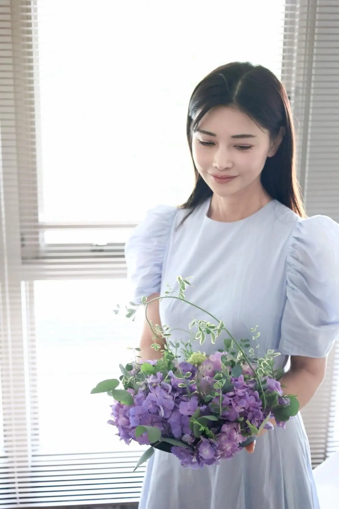 紫陽花のリースを持って