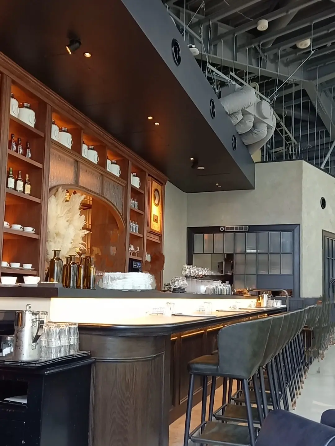 紺ブレコーデで話題の「高輪ゲートウェイシの画像_3