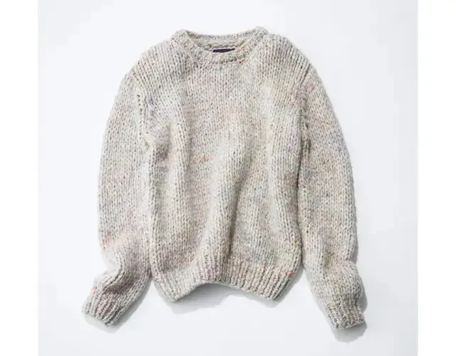 カラフルなミックスニットにふんわり包まれて