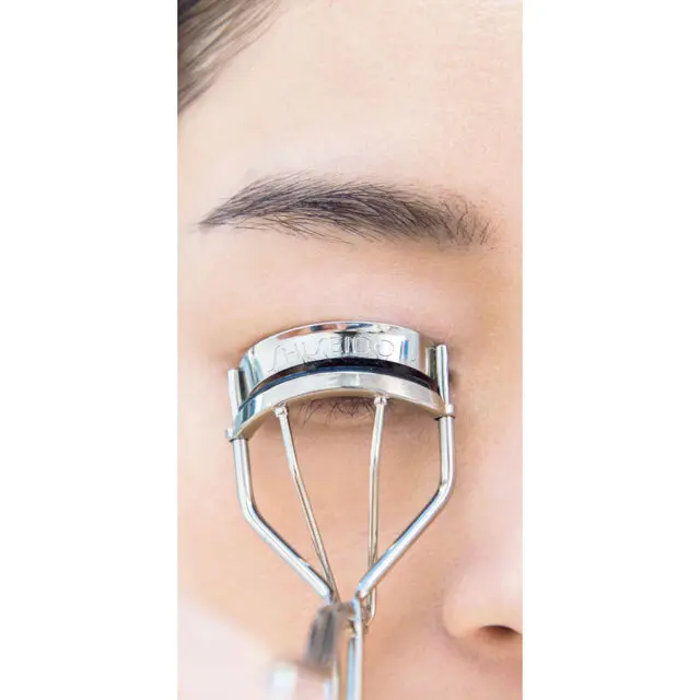 アイライン前に必ずまつ毛を上げておく