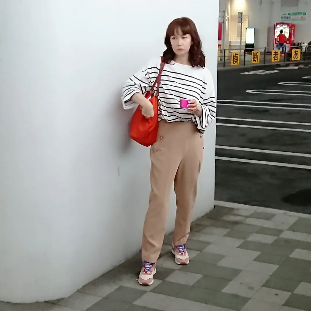 ボーダーTシャツ  ベージュパンツ