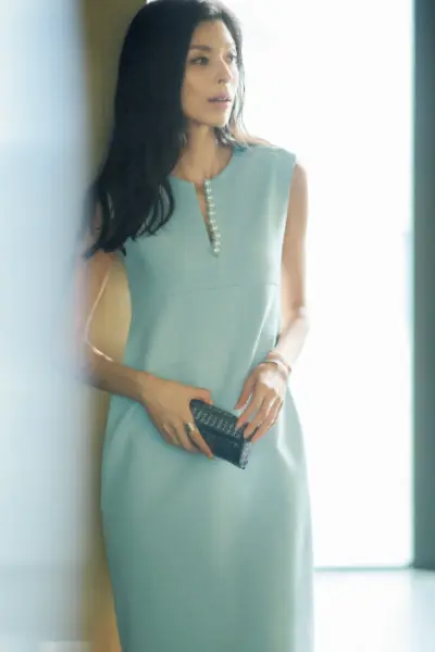 パールつきノースリーブワンピースコーデの生方ななえ