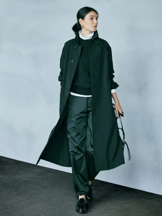 スポーティなシャカパンと白カットソーのちら見せで黒を軽やかなバランスに