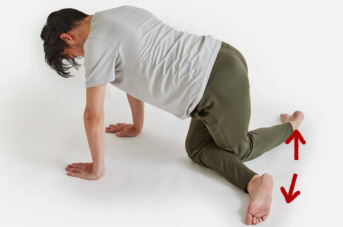 OurAge×Webエクラ　両脚を交差させたら、左右の足の先が外側に向くように広げます。