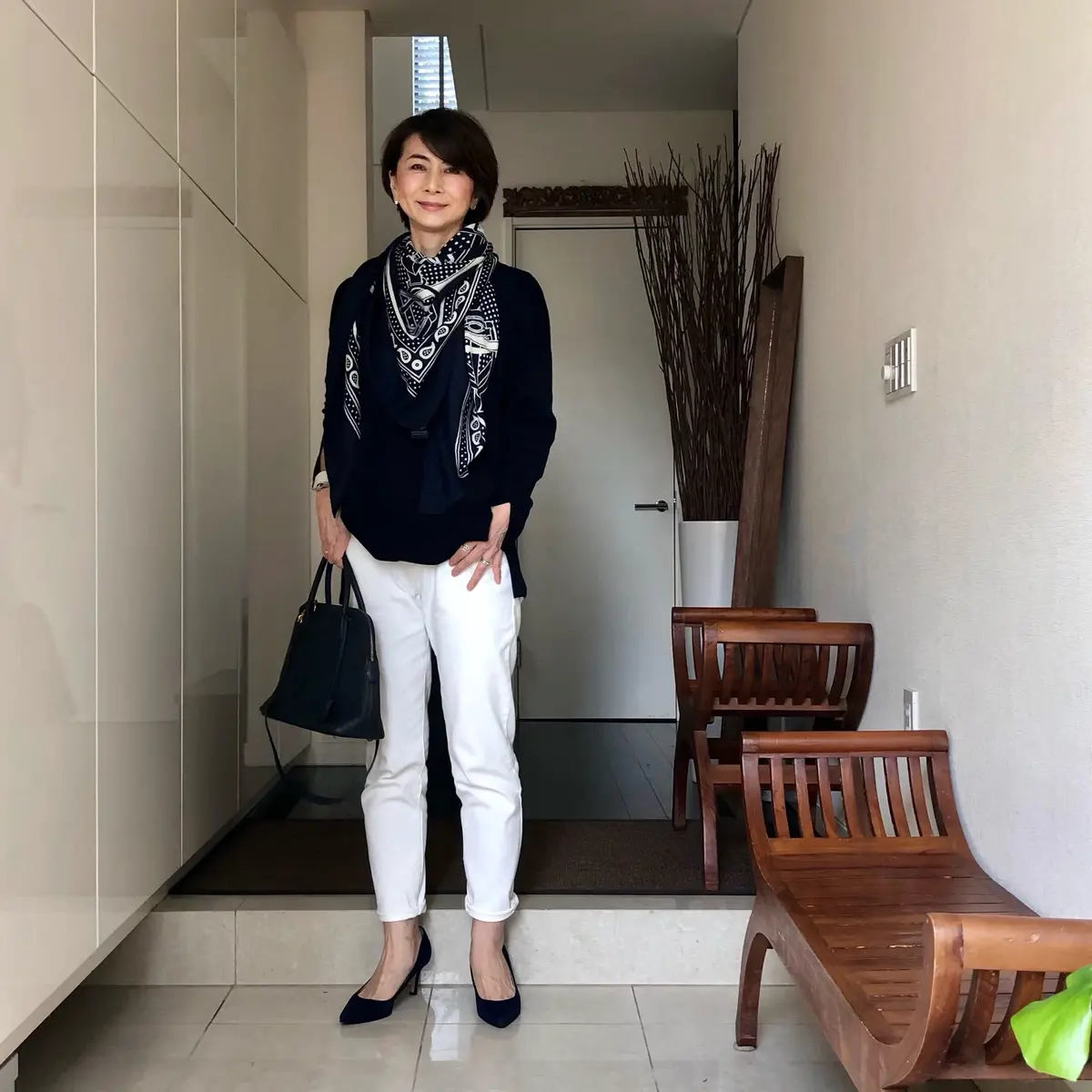 ゆったりデニムで、ネイビーコーデの画像_3