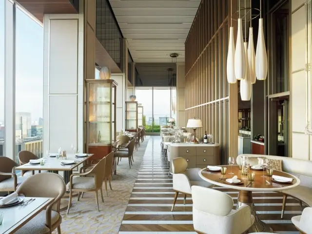 エスト_内観_昼_フォーシーズンズホテル東京大手町_Q