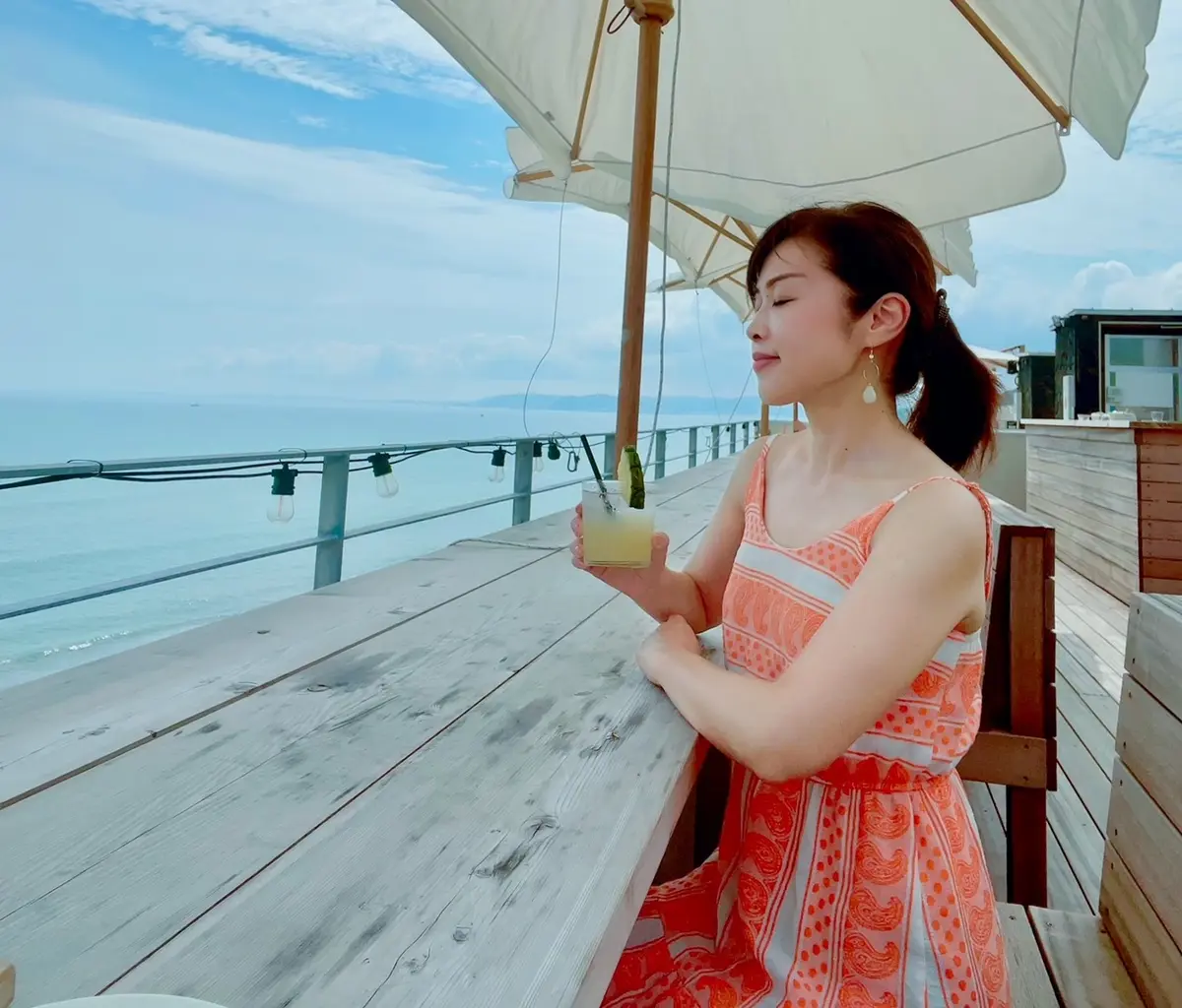 ダブルドアーズネイビーのテラス席でカフェタイム