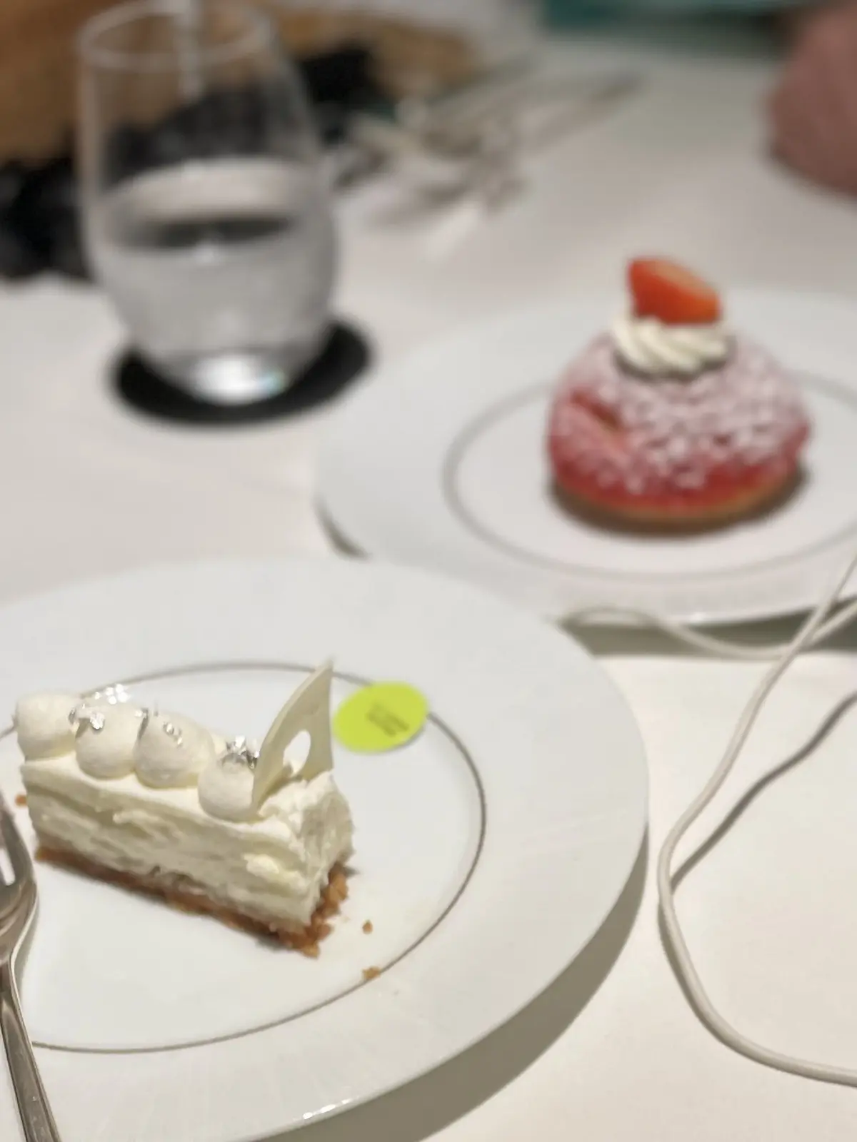 レアチーズケーキ、ストロベリーシュークリーム、シュークリーム、インターコンチネンタル東京ベイ、ハドソンラウンジ、店内、個室、豪華、高級、高級ホテル、ケーキ、生クリーム、紅茶、アールグレイ、テーブル、スイーツ、ティータイム、おやつ、カフェタイム、