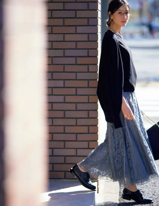 エレガントな透けレースが日常をドラマティックに盛り上げて。ふとした一瞬さえ美しく