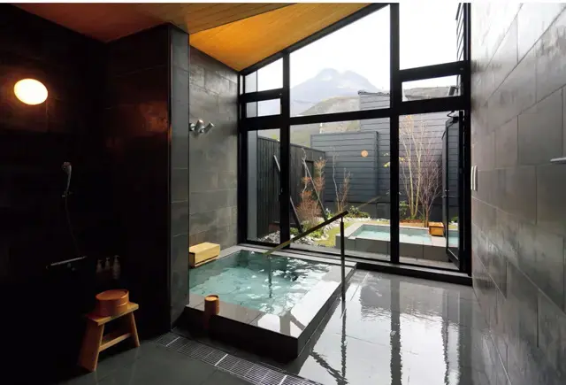 源泉かけ流し温泉は、アルカリ性単純温泉で無色透明