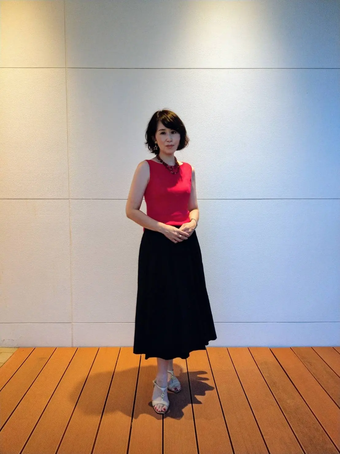 トップスを着替え、アクセサリーもチェンジ。印象ががらりと変わります