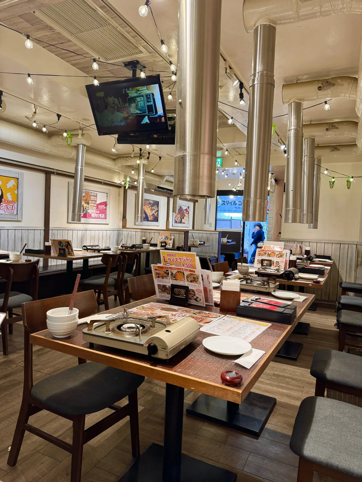 コーデの主役は春色バッグ！スカートとパンの画像_2