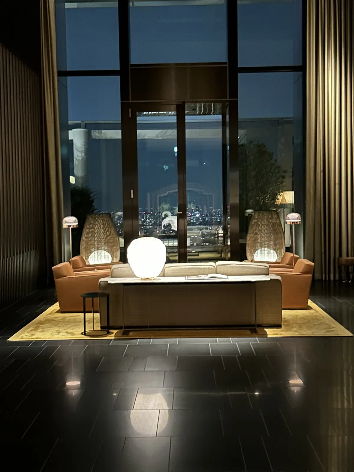 ラウンジの反対側。待ち合わせに良さそう。