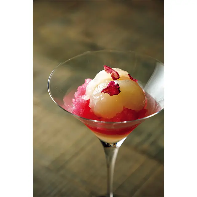 バラのソルベやスモモのゼリー、ライチを重ねたグ ラスデザート