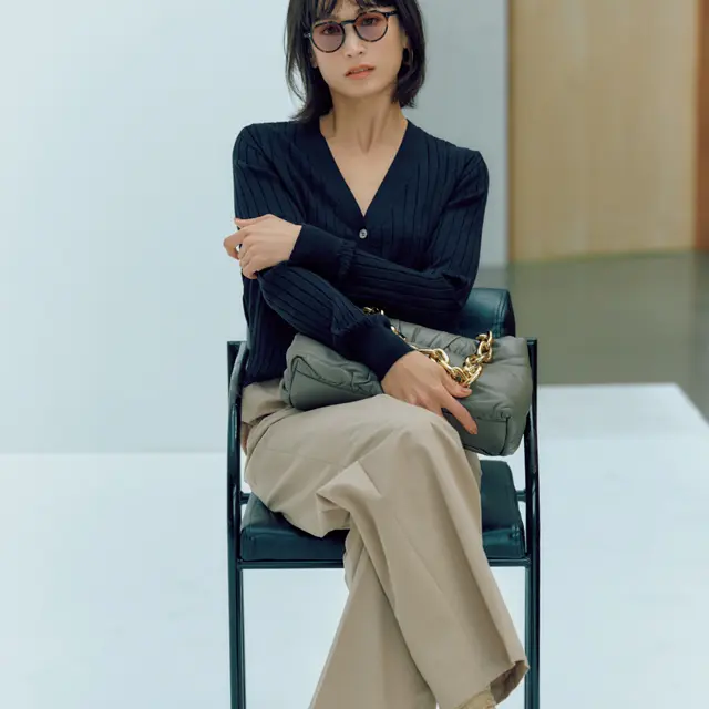 パンツと同系色のソックスをコーデのポイントに-2