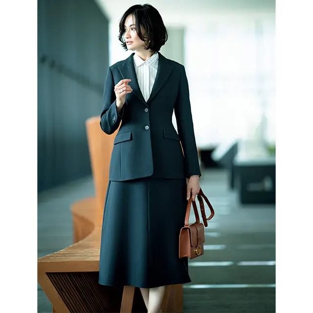 シックな黒スーツに 華やかさを添える、 レディなフレアスカート