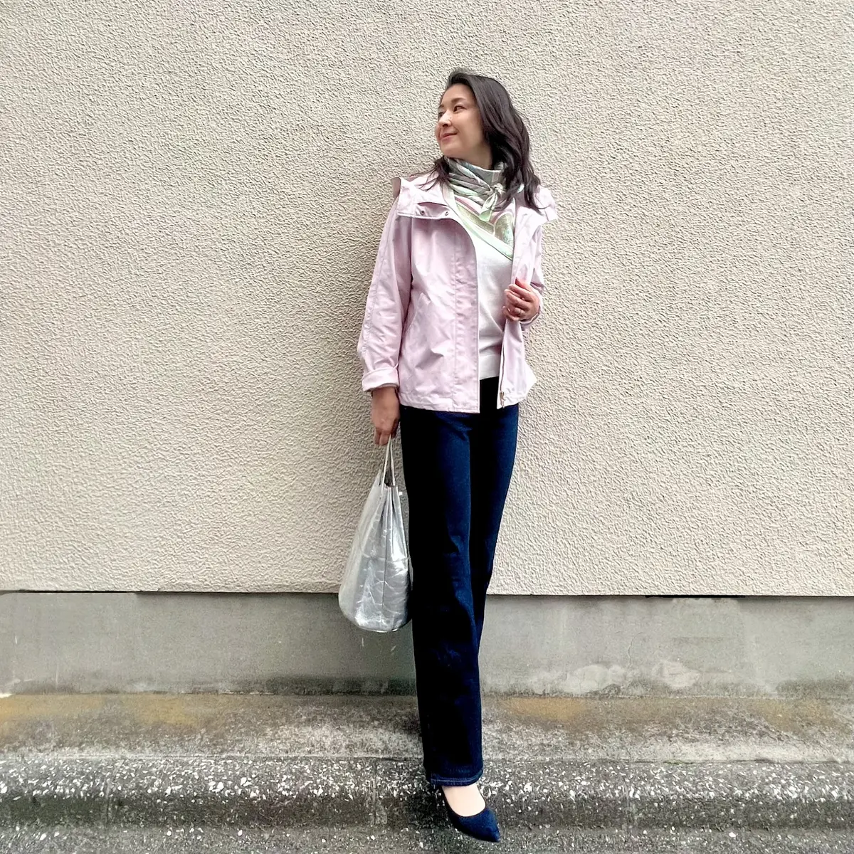 ピンクのマウンテンパーカー　白のニット　デニム　ネイビーのパンプス　シルバーのバッグ　スカーフ
