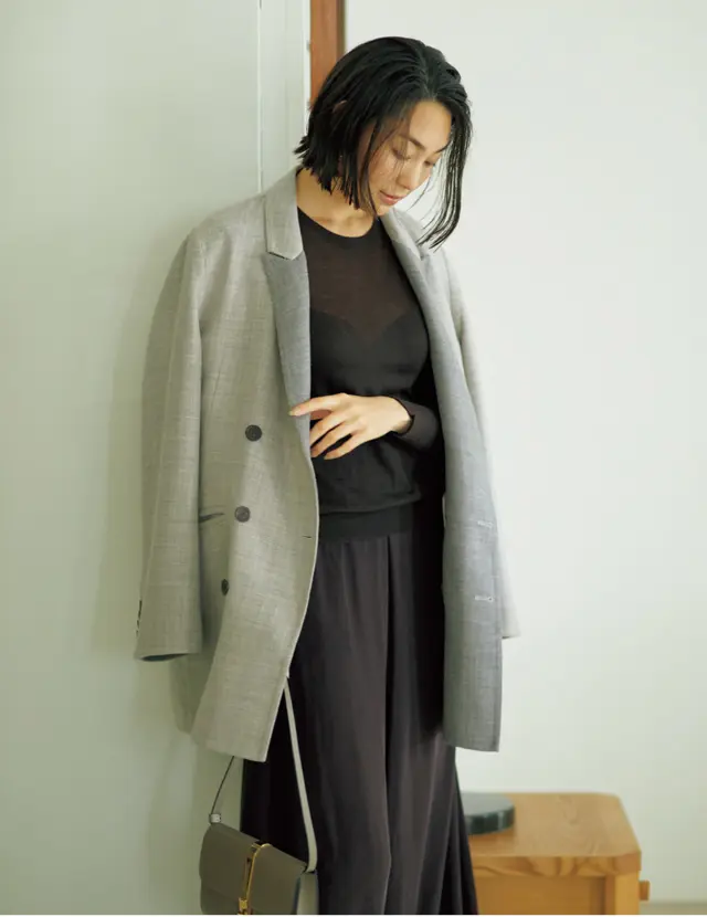 ニット バーの透けニットコーデのLIZA