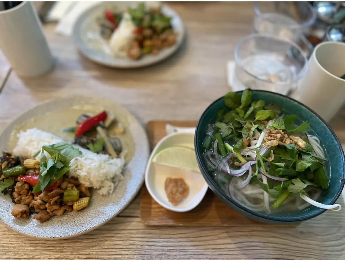 ハート柄ニットでタイ料理とアクセサリーのの画像_2