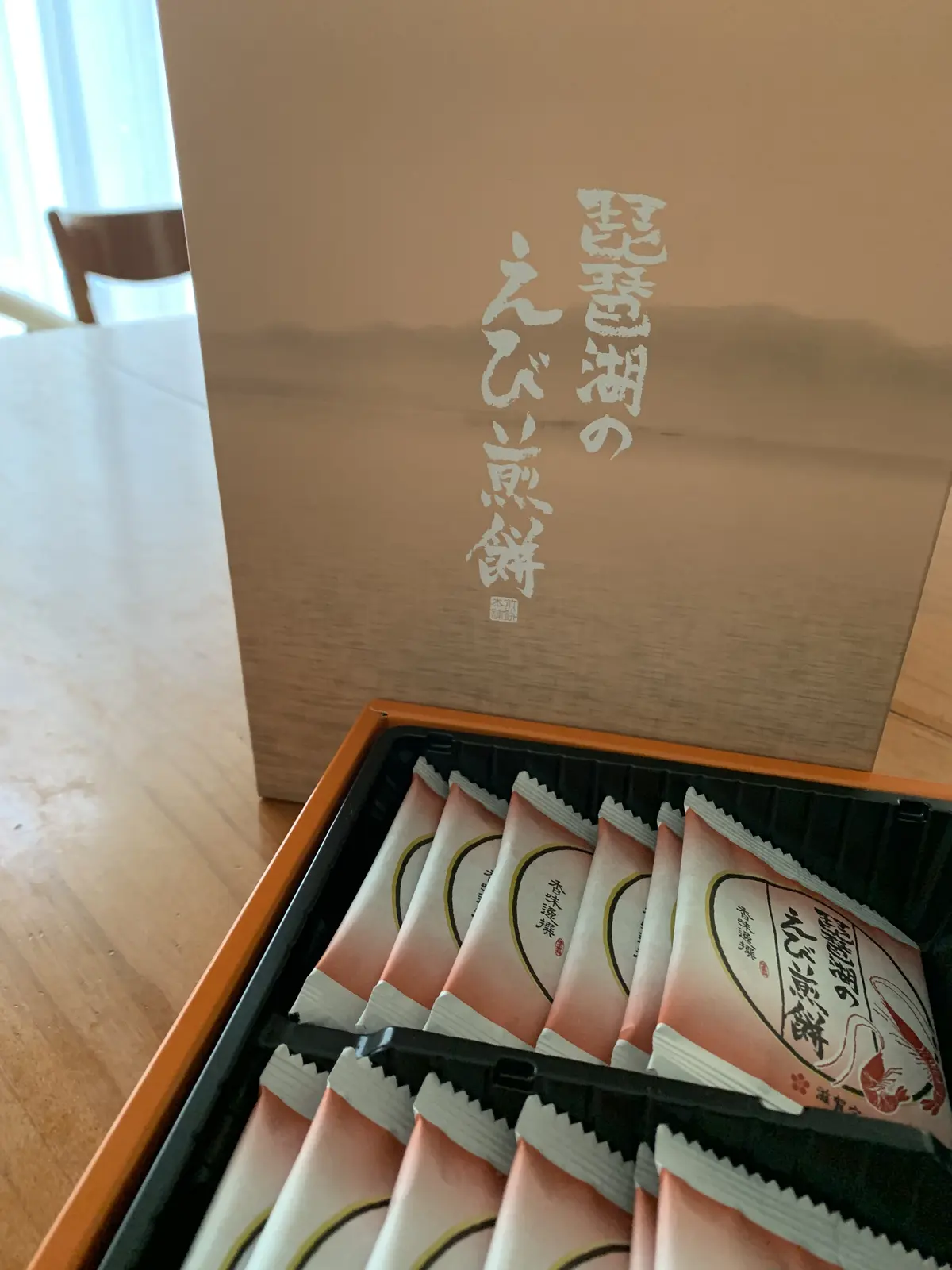 人気の琵琶湖のお土産　琵琶湖えび煎餅
