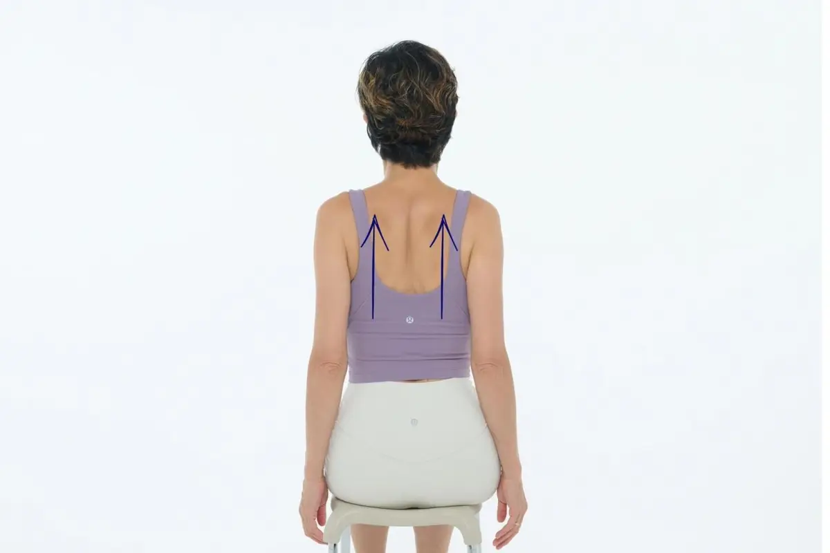 OurAge×Webエクラ 40代50代　顔ピラティス 肩甲骨の内側を寄せ少しだけ上げる