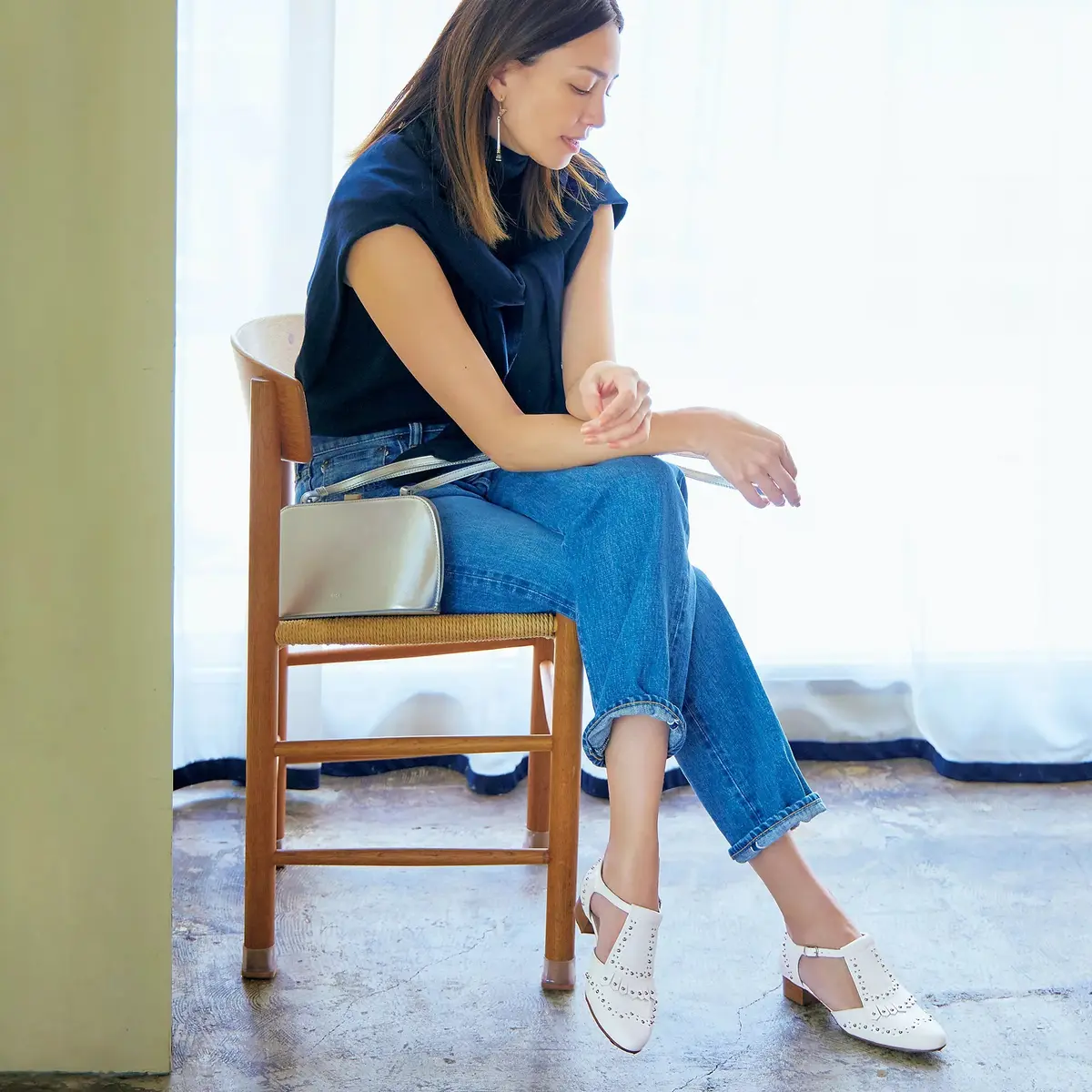 シンプルスタイルに靴&バッグの“ひと味”の画像_4