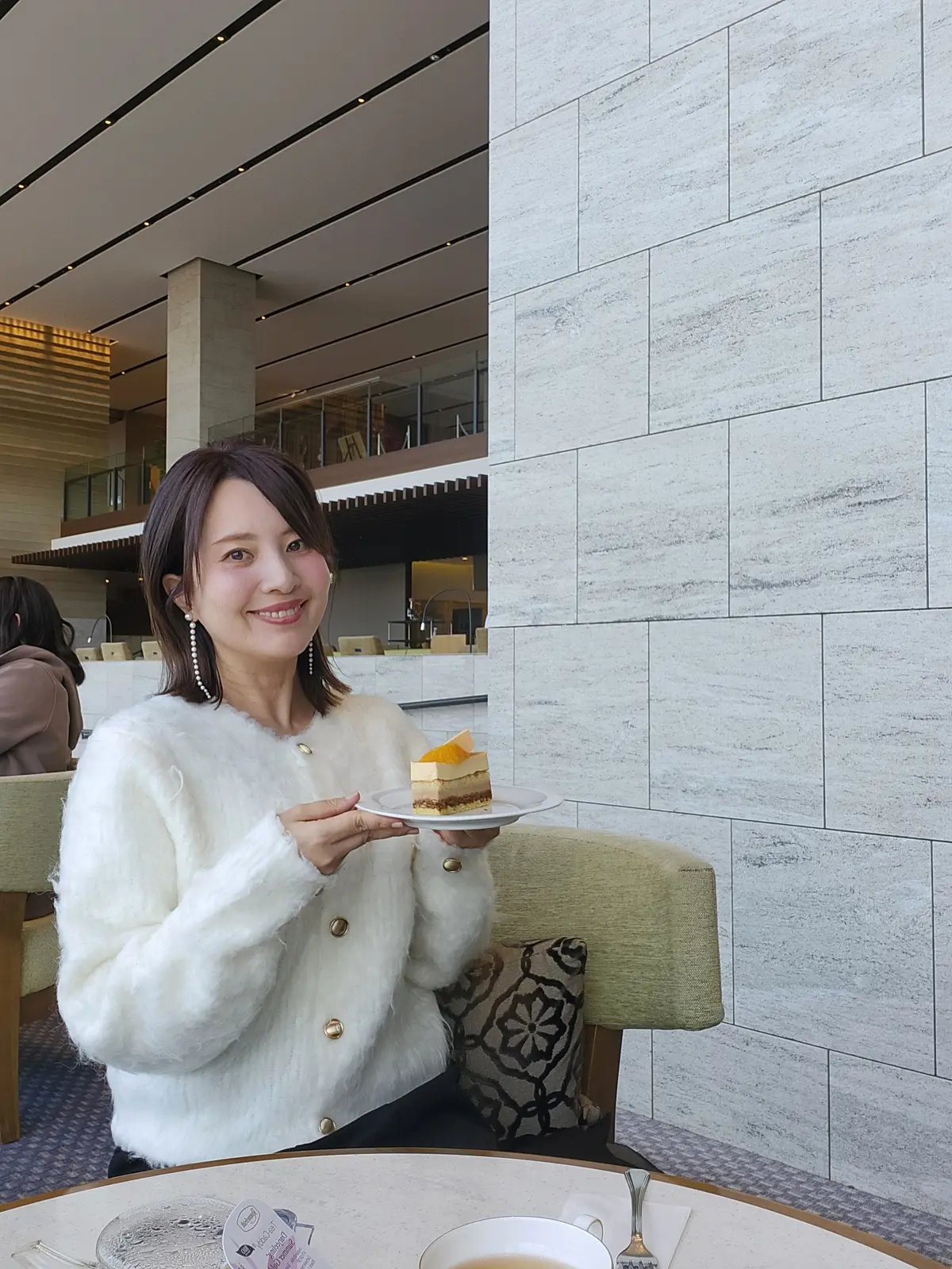 日本平ホテル、静岡旅行、ホテルラウンジ、ケーキセット、紅茶、40代ファッション、年末年始、旅コーディネート、富士山、絶景スポット、絶景ポイント