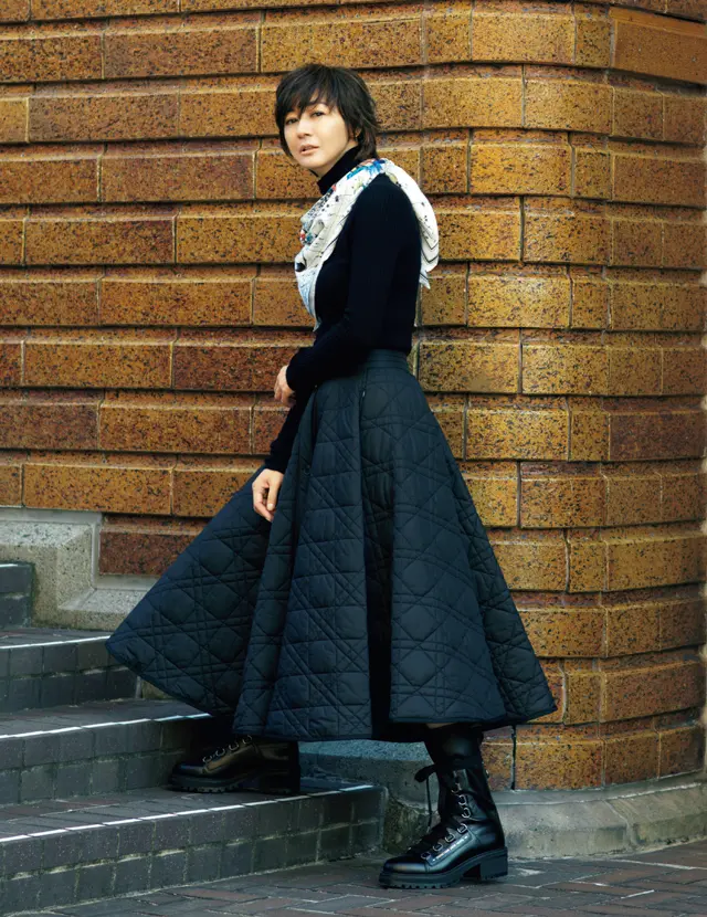 ディオールのスカーフの富岡佳子