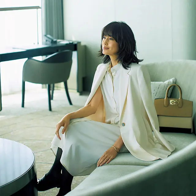 タキシード×白シャツのような正装感あるシルクの白