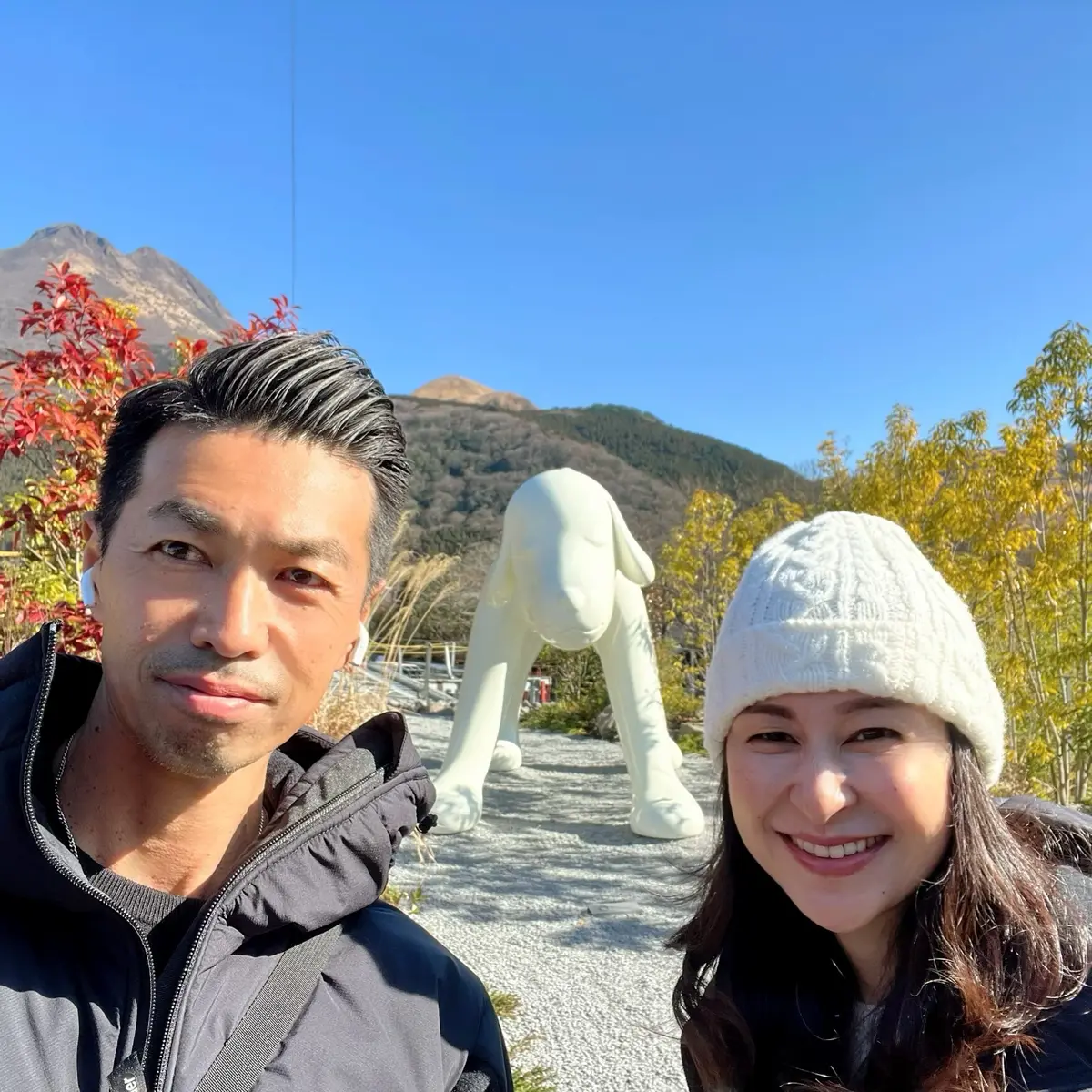 美術館「COMICO ART MUSEUM YUFUIN」で夫婦で記念写真