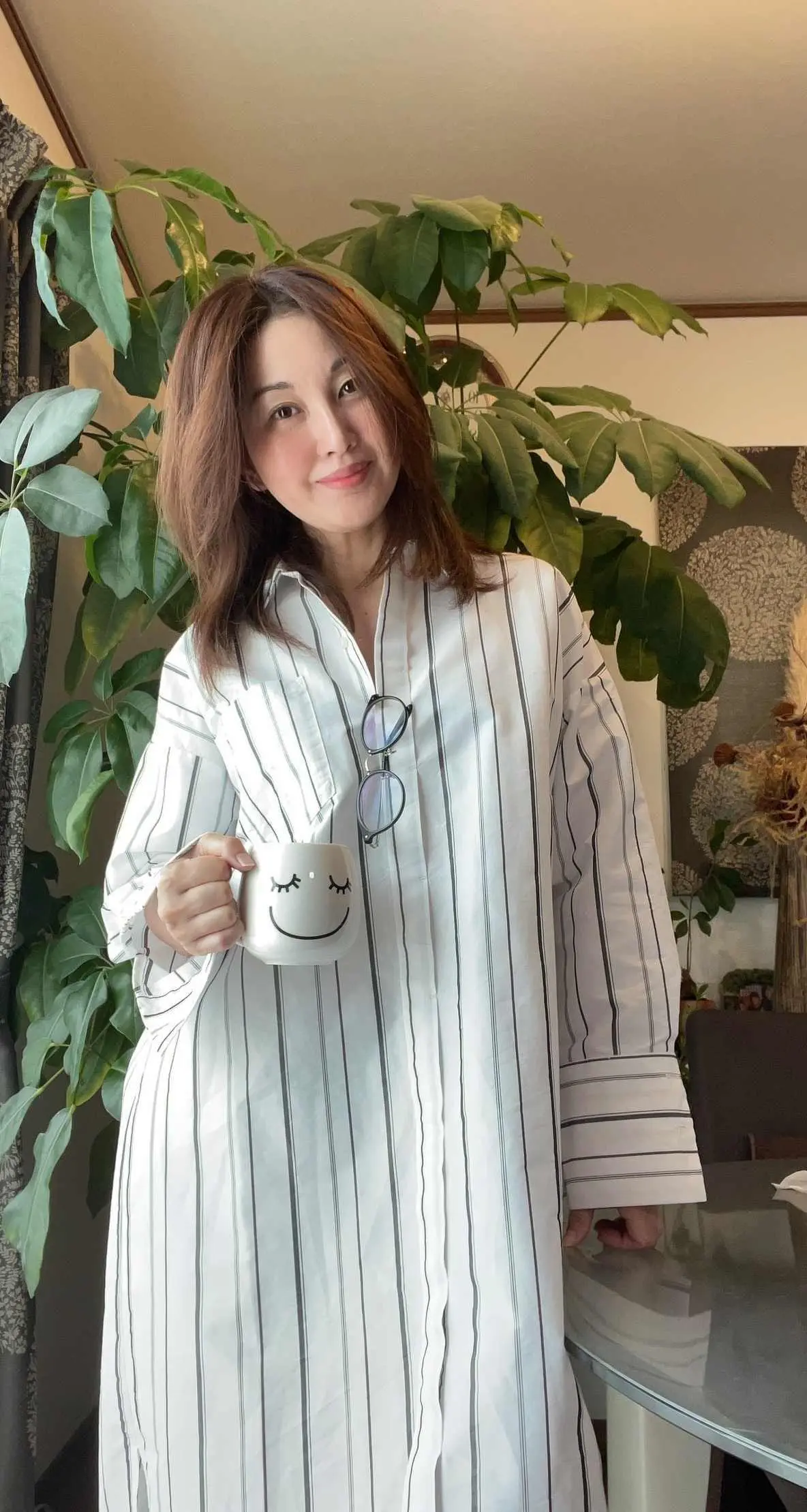 窓際に立つ女性